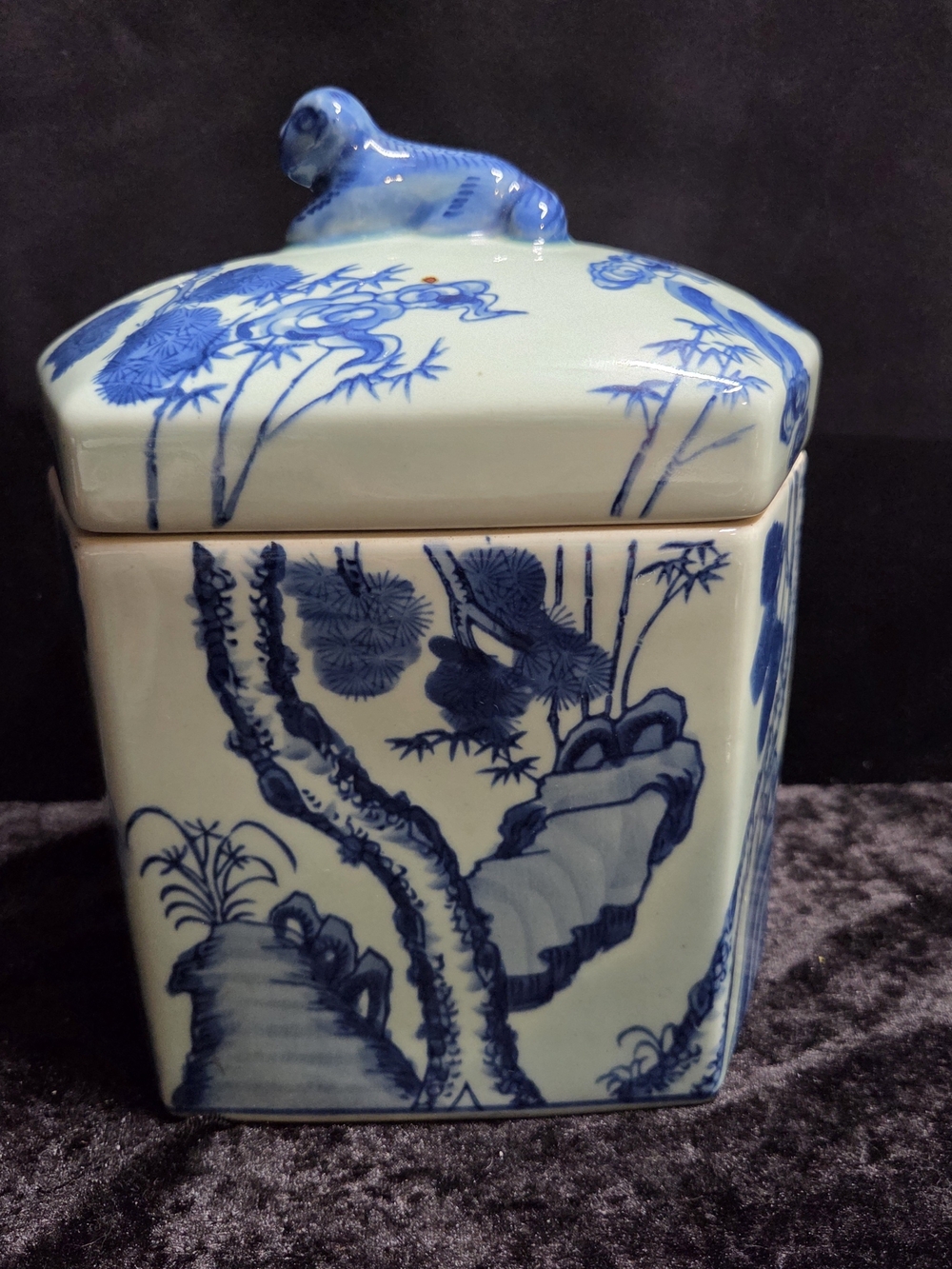 LARGE VINTAGE ASIAN CHINESE PORCELAIN BLUE CELADON FOO DOG LIDDED JAR VASE MARK